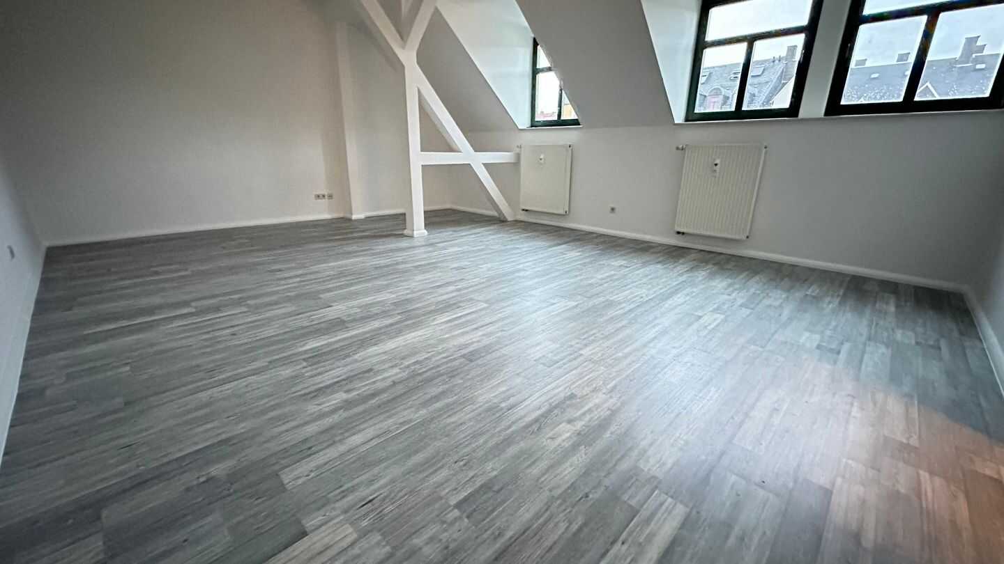 Wohnen im DG Küche mit Fenster + Bad mit Wanne