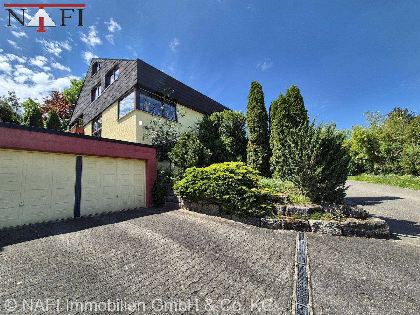 **PLATZWUNDER, großzügiges Einfamilienhaus mit Einliegerwohnung und toller Aussicht** – Uhingen – Bild 1 von 9