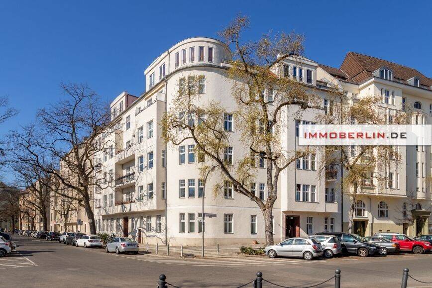 IMMOBERLIN.DE - Toplage mit Wasserblick: Großzügige Stuck-Altbauwohnung mit Balkon am Lietzenseepark