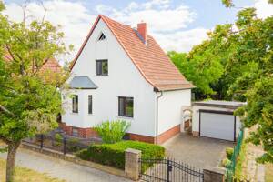 Einfamilienhaus mit Vollkeller und Garage auf großzügigem Grundstück