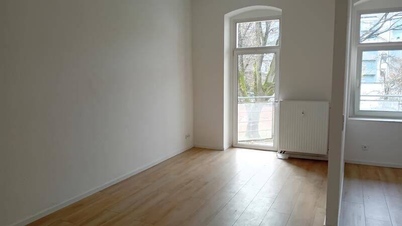 Neurenoviert! * Großzügige 2-Zimmer mit Laminat, Balkon und Wanne in ruhiger Lage! * – Chemnitz – Bild 1 von 9