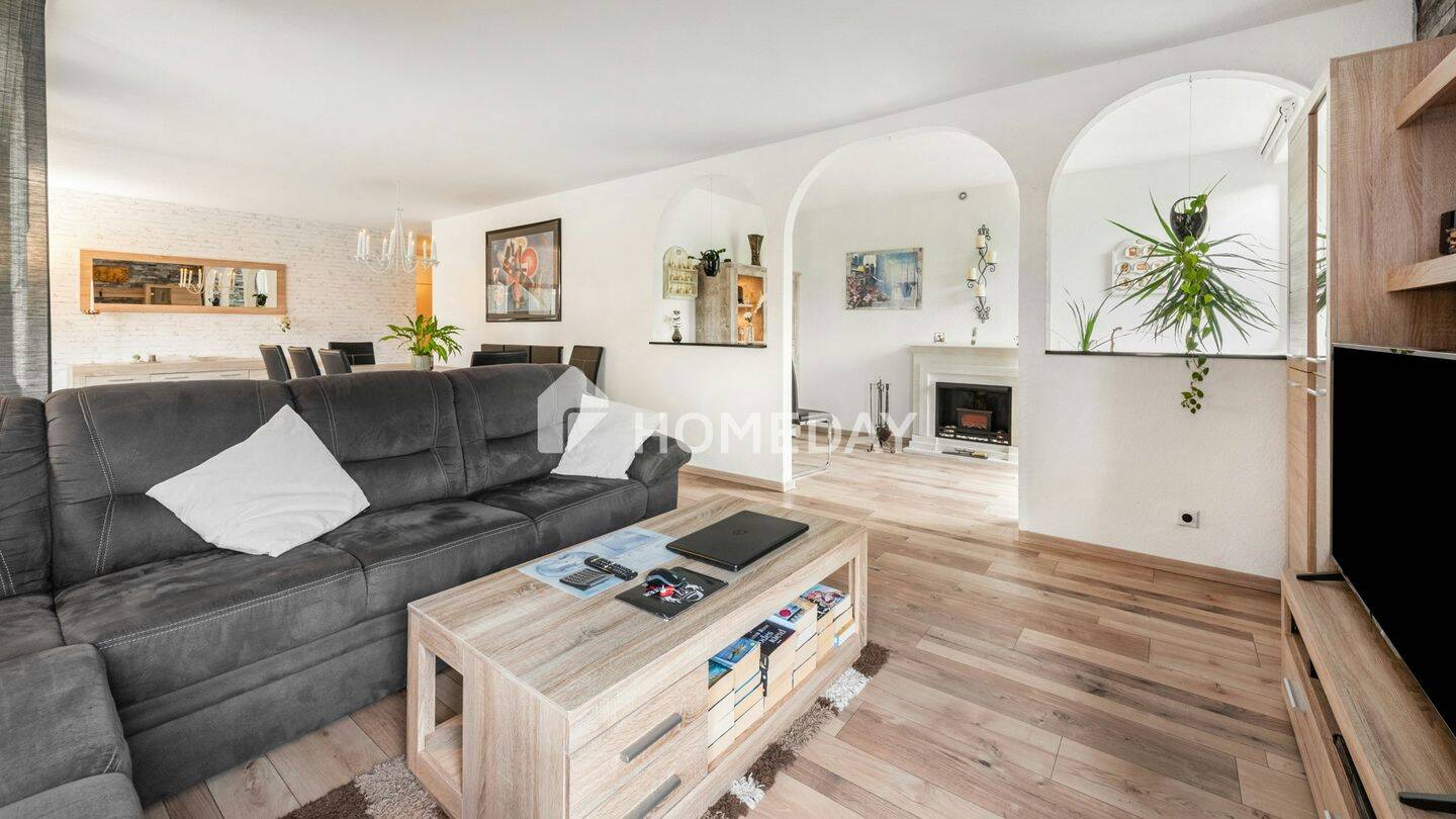 Großzügige Etagenwohnung mit Dachterrasse, zwei Balkonen und Tiefgaragenstellplatz
