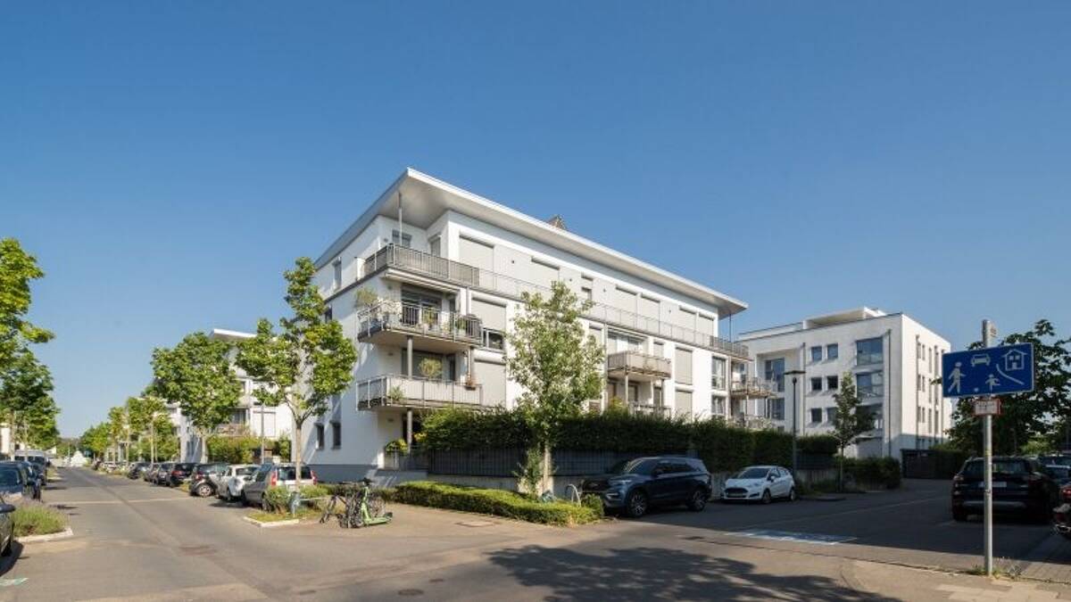 Helle neuwertige Eigentumswohnung mit eigenem Garten und Tiefgaragenstellplatz im Quartier Colonia – 51103 Köln – Bild 1 von 9