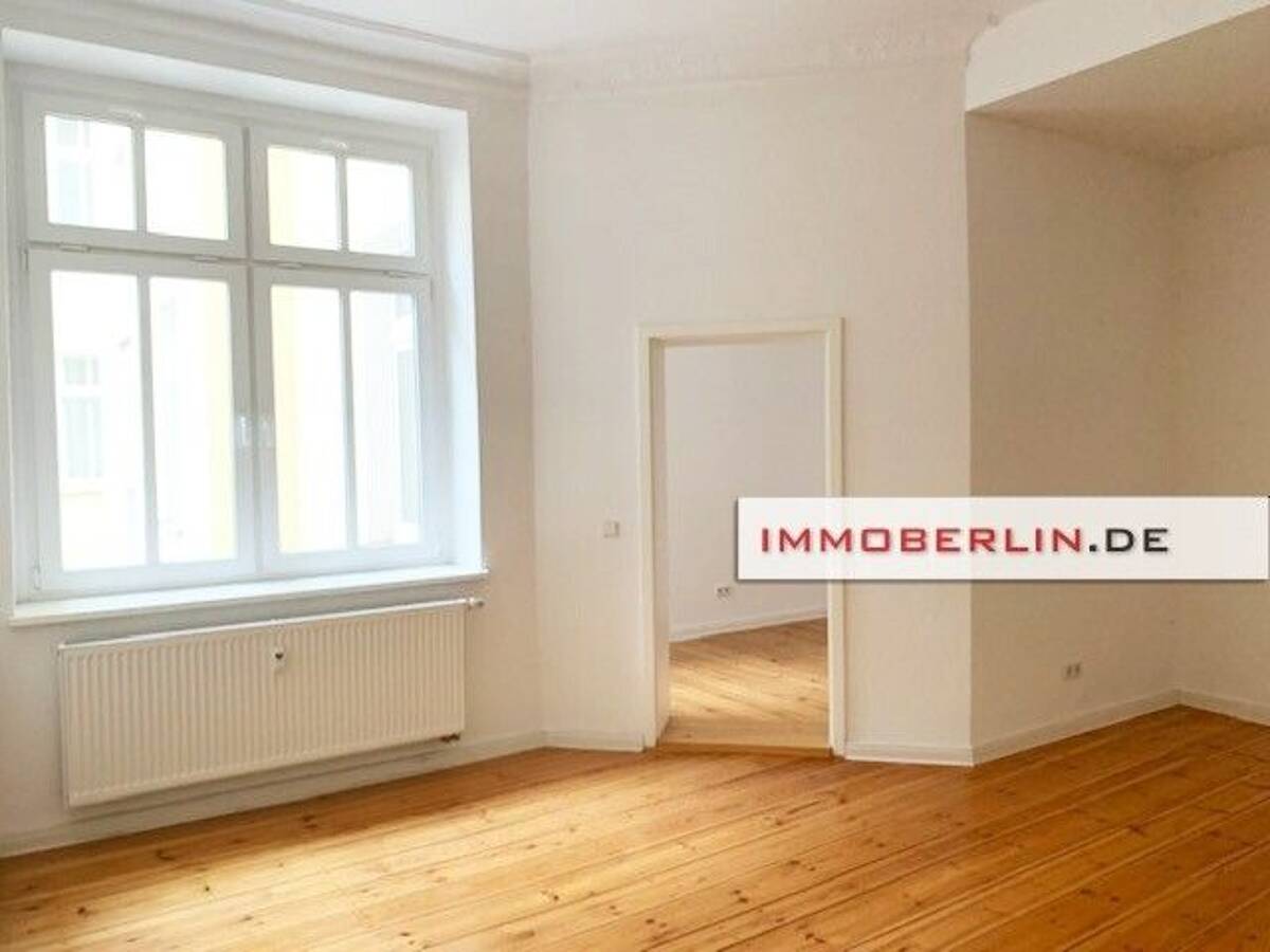 IMMOBERLIN.DE - Schöne Stuck-Altbauwohnung mit Südbalkon in ruhiger Kiezlage – 10243 Berlin – Bild 1 von 9