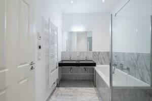 Frisch renovierte Altbauwohnung mit Balkon in den Fehrbelliner Höfen – 10119 Berlin – Vorschaubild 9