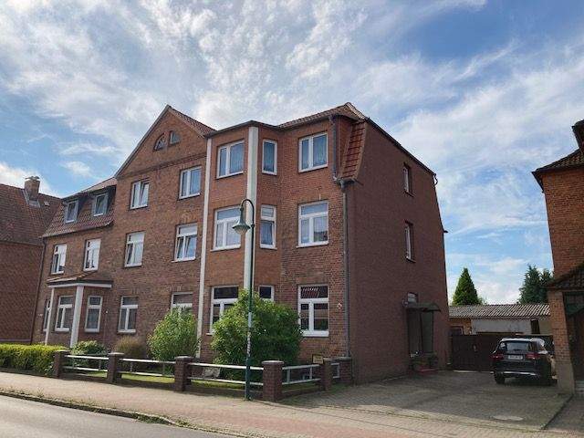 Unterkellerte Dreifamilienhaushälfte mit schönem Garten, 3 Garagen und 2 Stellplätzen in Hagenow – Hagenow – Bild 1 von 9