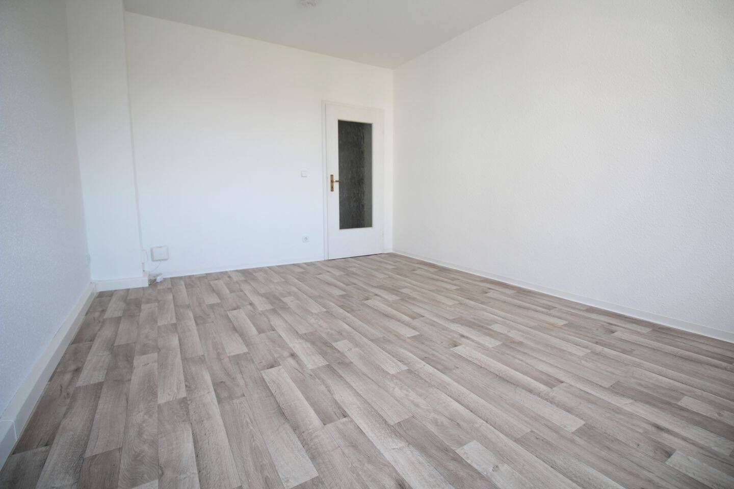 2-Raum-Wohnung mit Einbauküche und Balkon zum grünen Innenhof – Chemnitz – Vorschaubild 4