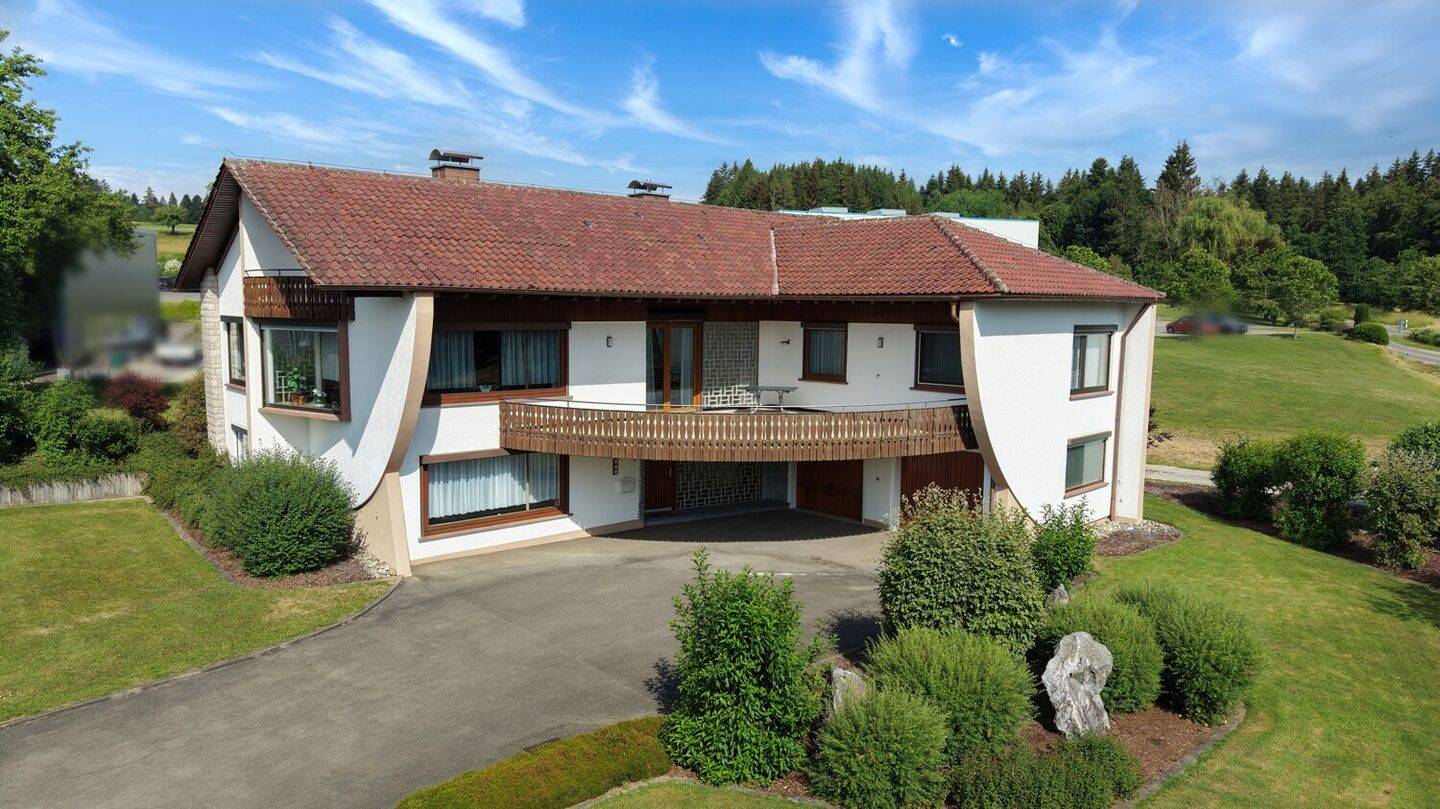 Flexibles Wohnkonzept: Großzügiges Wohnhaus mit Arbeitsbereich und Garten in 78586 Deilingen