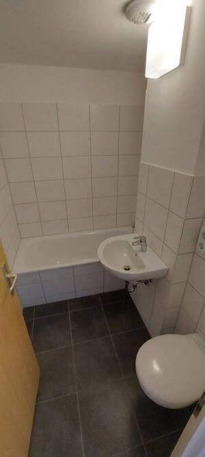 2-Zimmer-Wohnung mit Balkon und Aufzug zur sofortigen Anmietung! – 1239 Dresden – Vorschaubild 5