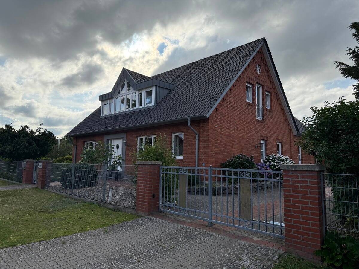 Attraktive 2-Zimmer-Dachgeschosswohnung für Singles in ruhiger Wohnlage von Weyhe-Lahausen!