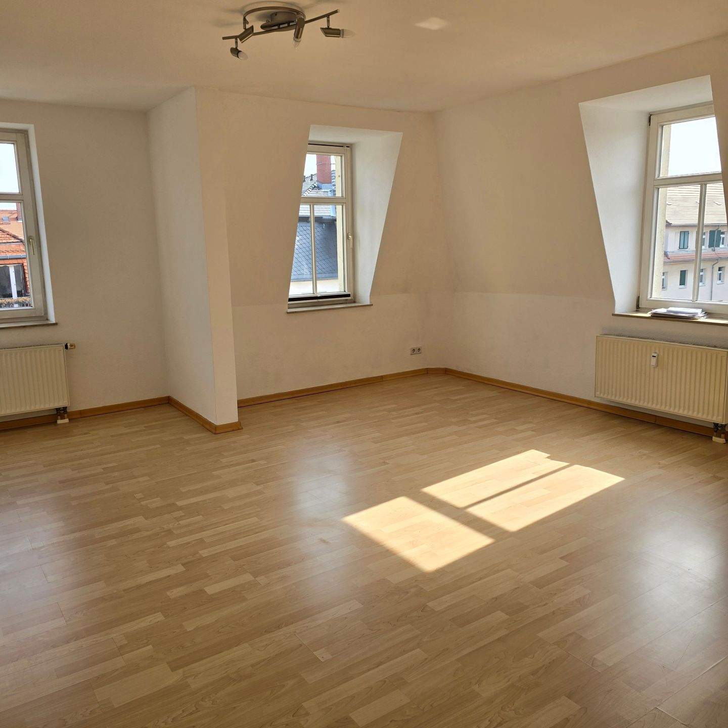 Freie gemütliche sonn. 2,5 DG-Mais.-Wohnung mit mod. EBK + Stellplatz in ruhiger Lage v. Dresden-Löbtau – Dresden – Vorschaubild 2