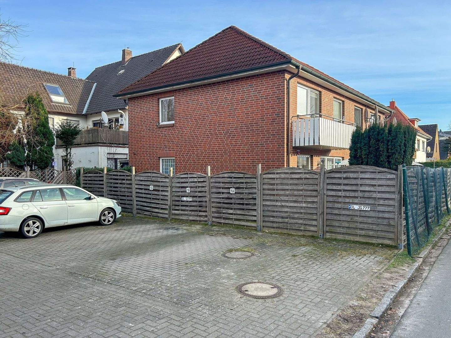 Gepflegte Doppelhaushälfte mit Balkon und Garten Nähe Klinikum Kreyenbrück zu verkaufen! – Oldenburg – Bild 1 von 9