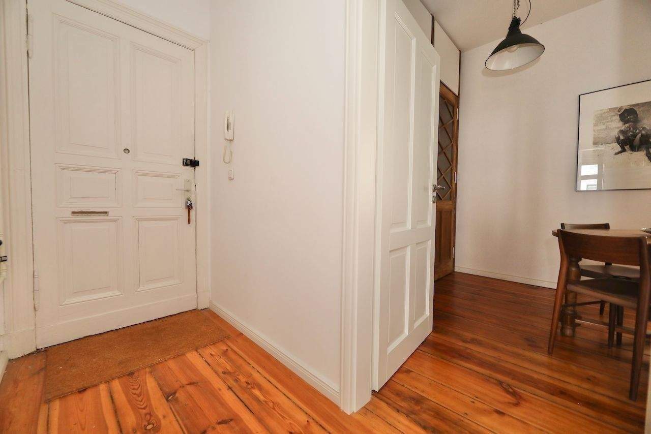 STILVOLL AUSGESTATTET - ALTBAUCHARME MIT HOHEN DECKEN, STUCK & SCHÖNEN HOLZDIELEN - MIT BALKON – Berlin – Vorschaubild 2