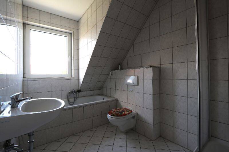Helle Dachgeschosswohnung mit Gästetoilette und Balkon! – Großenhain – Vorschaubild 9