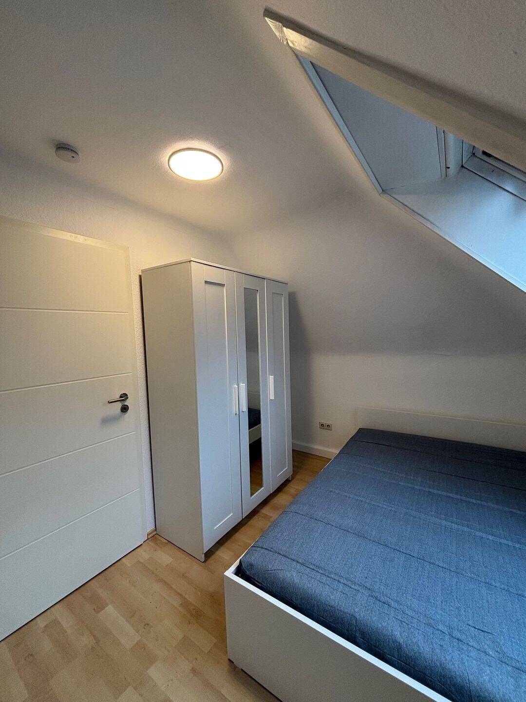 WG-Zimmer in frisch renovierter heller Dachgeschosswohnung in bester Lage – Stuttgart – Vorschaubild 7