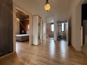 Bezugsfertig möbliert mit Raum für eigene Ideen - großzügige 2,5-Zimmer-Altbauwohnung