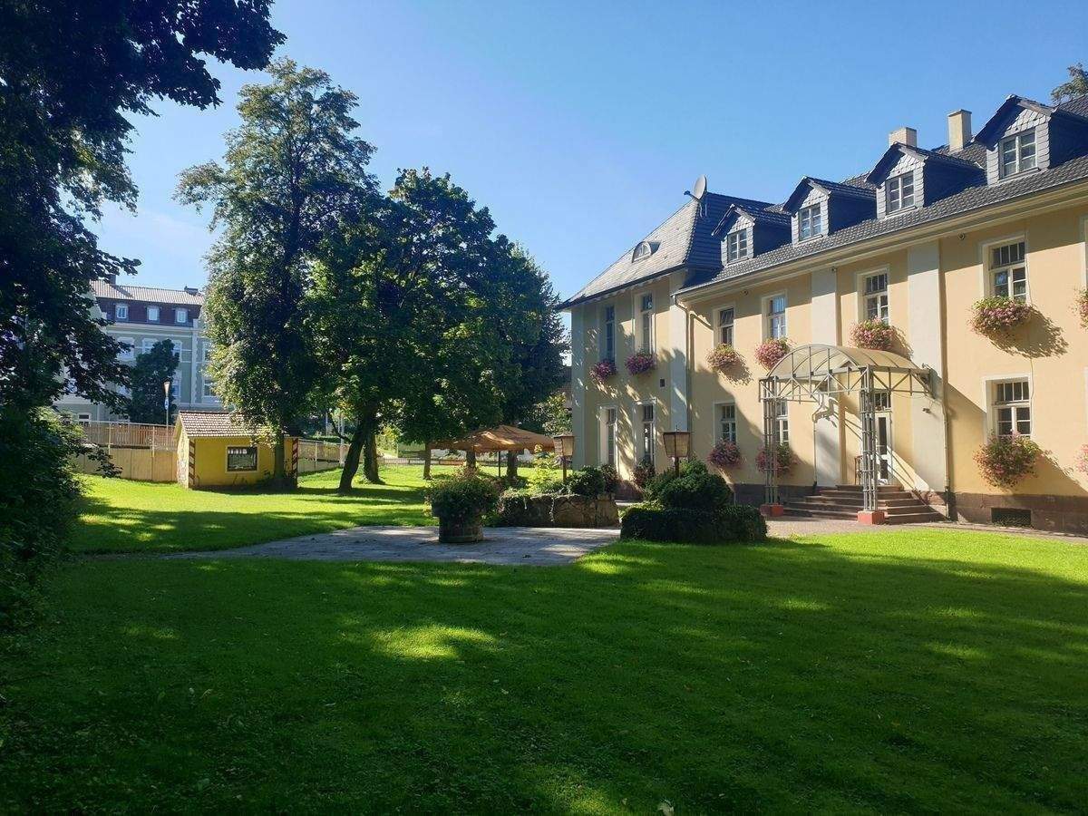 Einzigartige Villa auf einem parkähnlichen Grundstück mit viel Gestaltungspielraum – Hofgeismar – Bild 1 von 9