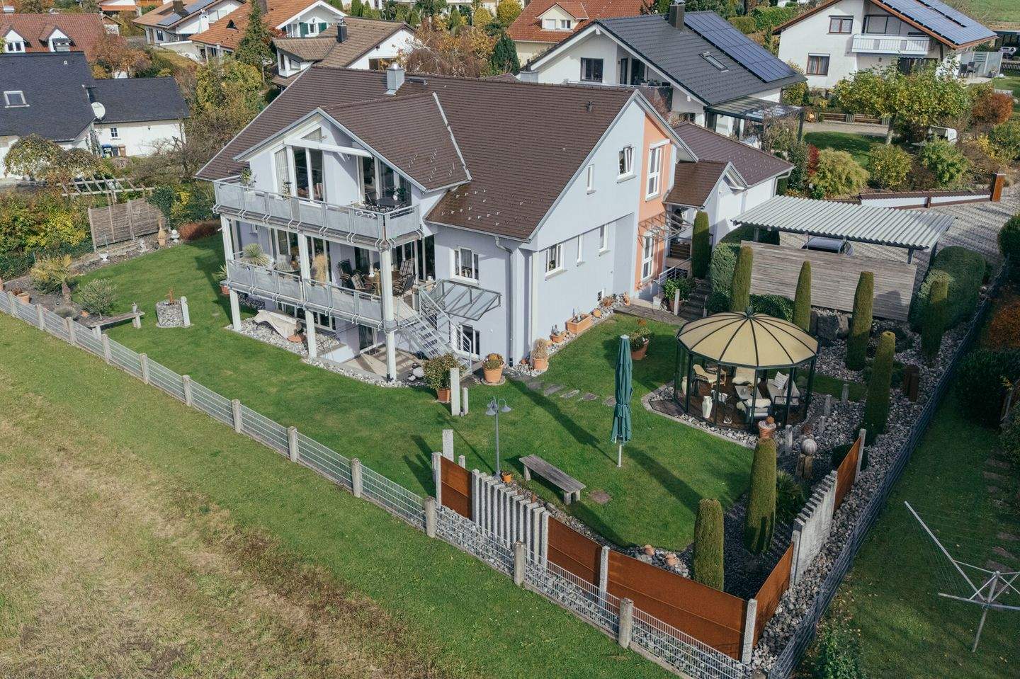 Rarität in Toplage! Drei Wohneinheiten, ein Traumgarten und viele Möglichkeiten! – Tettnang – Vorschaubild 2