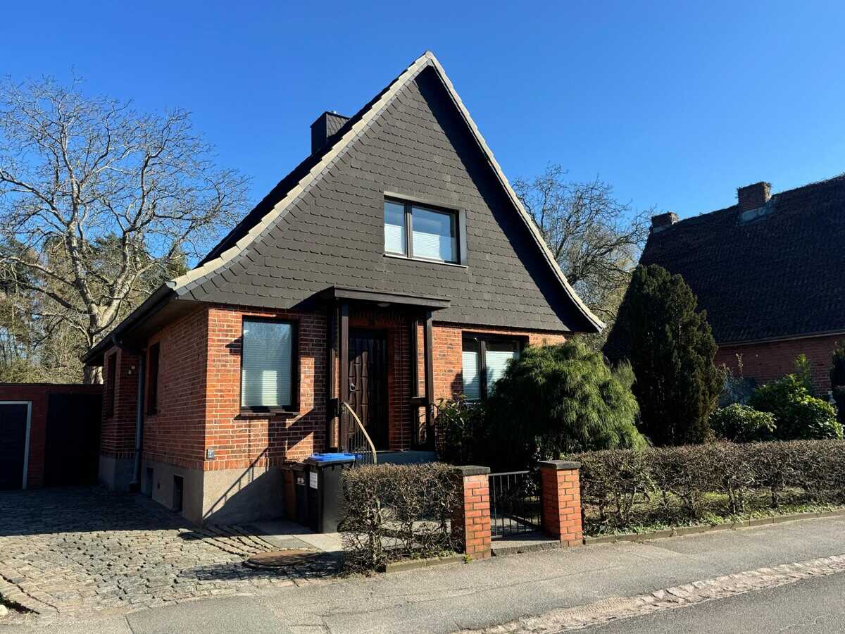 Solides Einfamilienhaus mit Teilkeller und Garage auf 1.455 m² Eigenland in Lübeck-St. Gertrud – Lübeck – Bild 1 von 9
