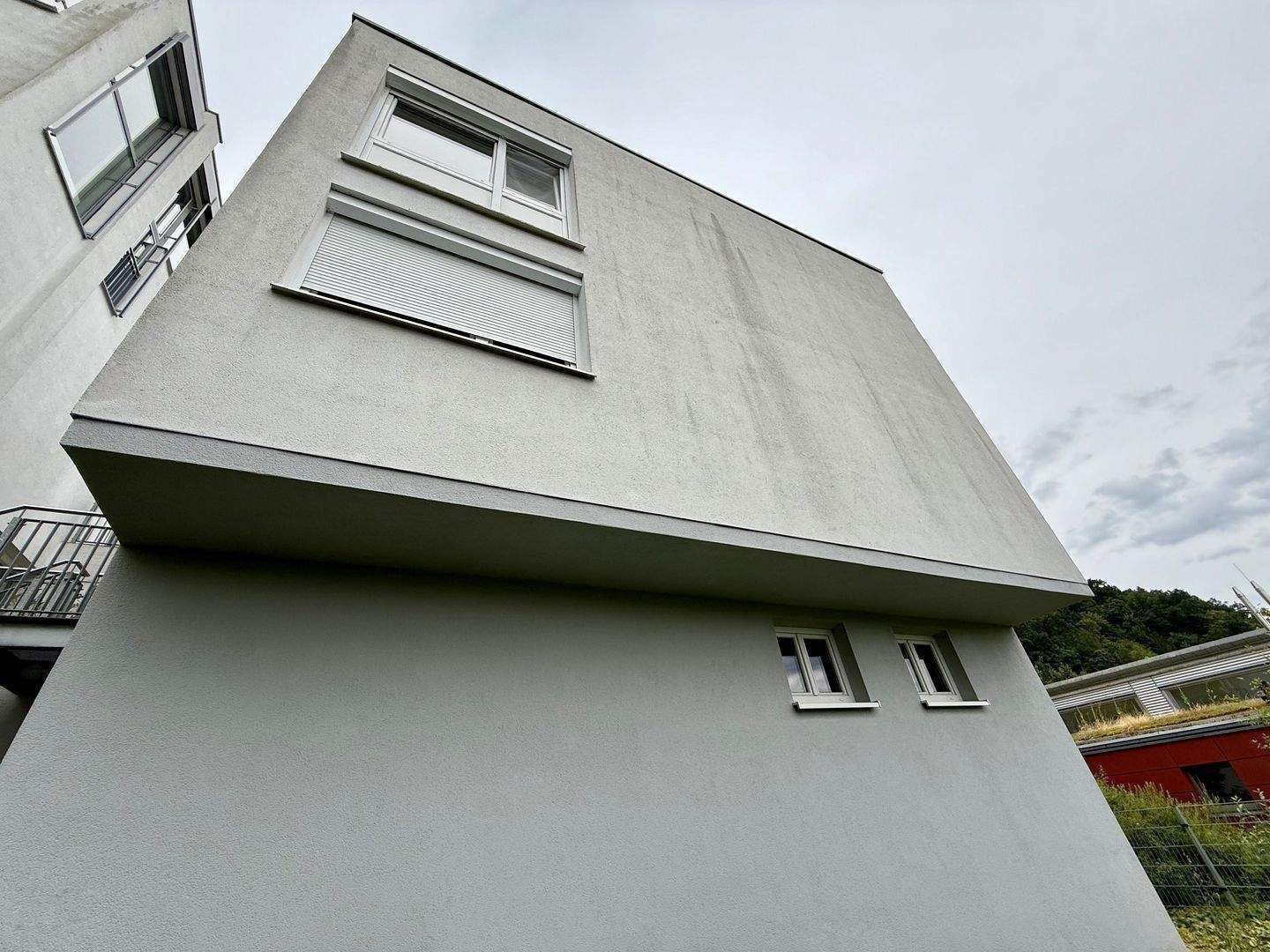 Wohnen in seiner schönsten Form - Freies Stadthaus über drei Ebenen mit eigenem Gartenanteil, zwei Westterrassen und Weitblick – Bogen – Bild 1 von 8