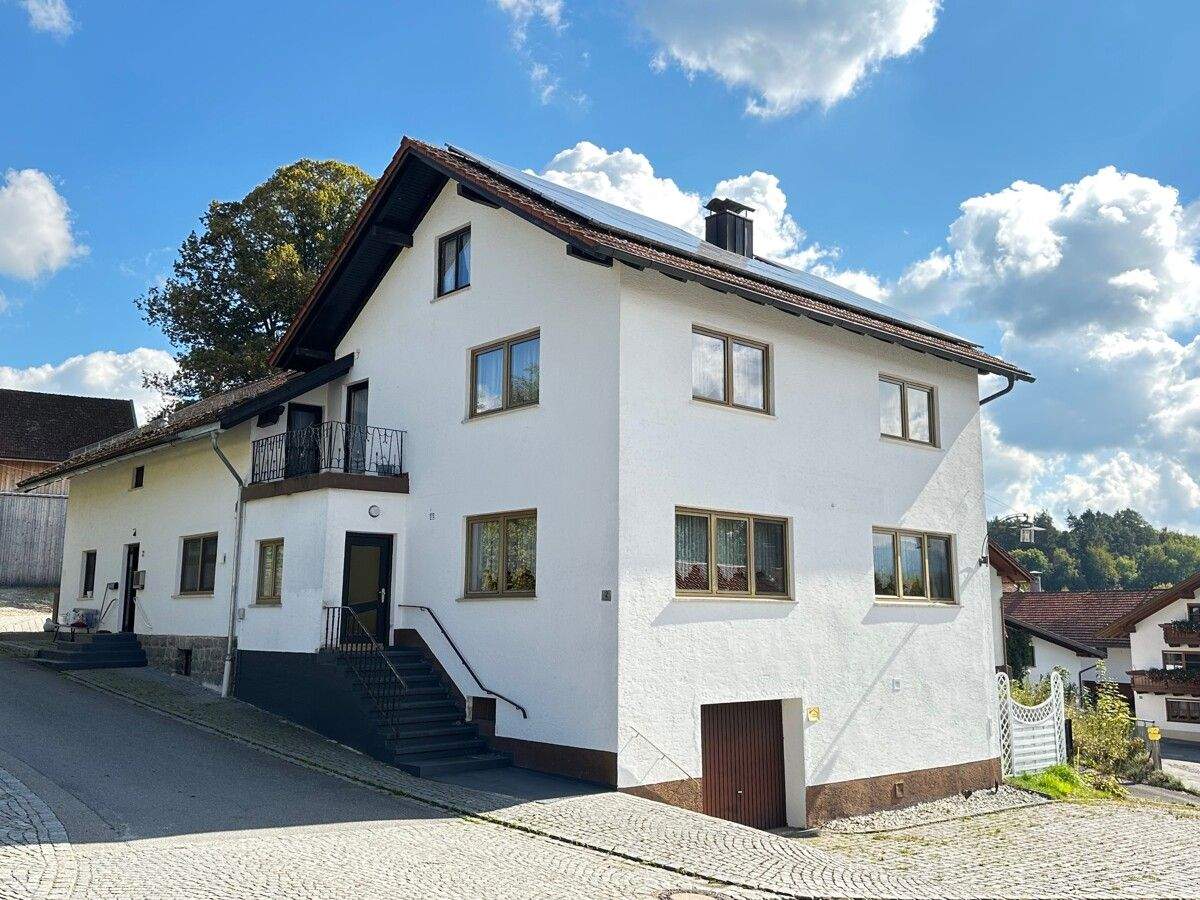 Gelegenheit: 2 Häuser m. ehem. Gastwirtschaft bzw. Büro od. Laden, ca. 300 m2, PV-Anlage + 3 Garagen – Patersdorf – Bild 1 von 9