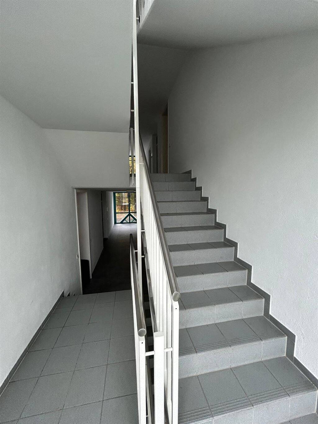 Großzügige und vermietete 2-Zimmer mit Wannenbad, Balkon, Aufzug, Tiefgarage und EBK – Chemnitz – Vorschaubild 2