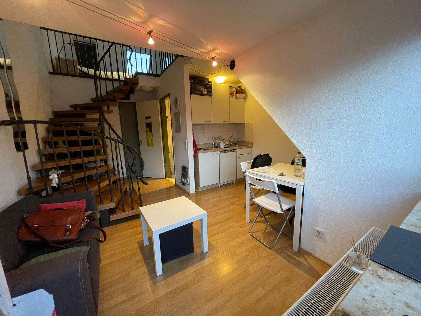 Neu! Nbg. Zentrum! Außergewöhnliche u. gut geschnittene Maisonette-Wohnung (3.OG-DG) mit sonnigem Süd-Balkon & Aufzug und TG-Stellplatz! – Nürnberg – Vorschaubild 2