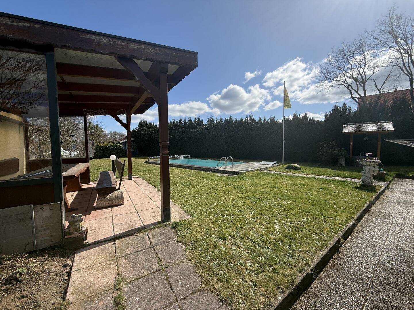 Großzügiges Einfamilienhaus mit Pool und großen Garten – Büchenbach – Vorschaubild 2