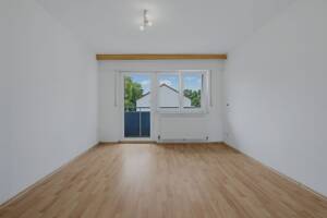 Ab sofort frei! Sanierungsbedürftige 3-Zimmer-Wohnung mit 2 Loggien im 2. OG in Durlach