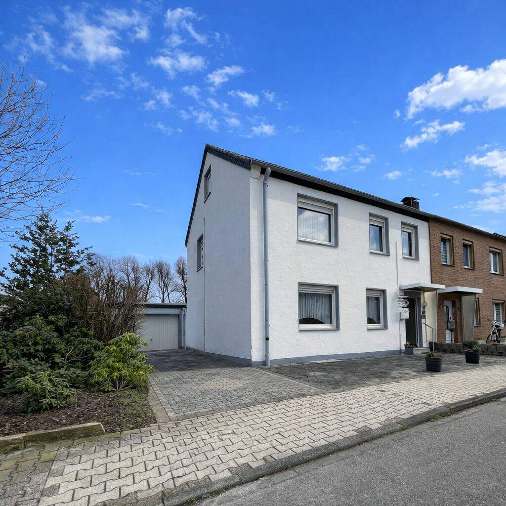 Bezugsfreies Einfamilienhaus mit großer Garage in einer verkehrsberuhigten Sackgasse – Würselen – Bild 1 von 9