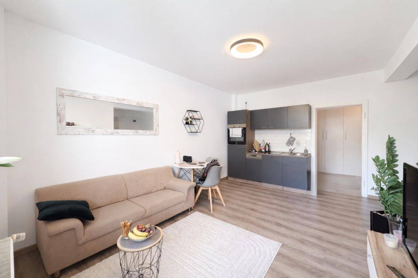 Bezugsfreie, möblierte 1,5-Zimmer-Wohnung mit Balkon in Düsseldorf-Derendorf - stilvoll saniert – Düsseldorf – Vorschaubild 3