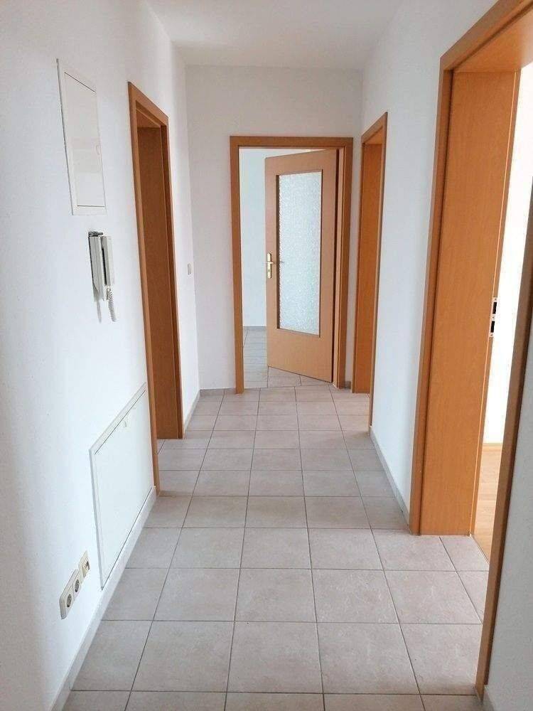 !! Dachgeschosswohnung mit Fußbodenheizung, Balkon, PKW-Stellplatz in ruhiger Nebenstraße !! – Chemnitz – Vorschaubild 3