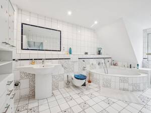 Vielseitiges Immobilien-Ensemble in Reisholz: bereits geteiltes MFH, Gewerbe und Garagenhof – 40599 Düsseldorf – Vorschaubild 5