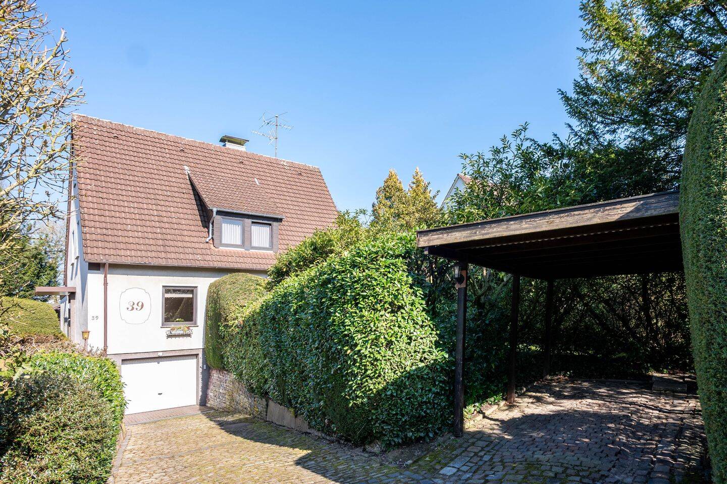 KEINE KÄUFERPROVISION Tolles EFH mit tollem Garten in zentraler Lage von Bielefeld Hillegossen – Bielefeld – Bild 1 von 9