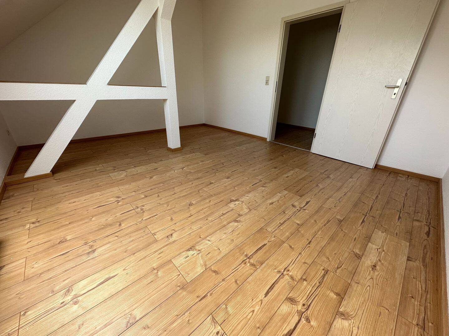 WOHNEN im Dachgeschoss - modetne EBK *** Bad mit Fenster + Wanne ! – Chemnitz – Vorschaubild 3