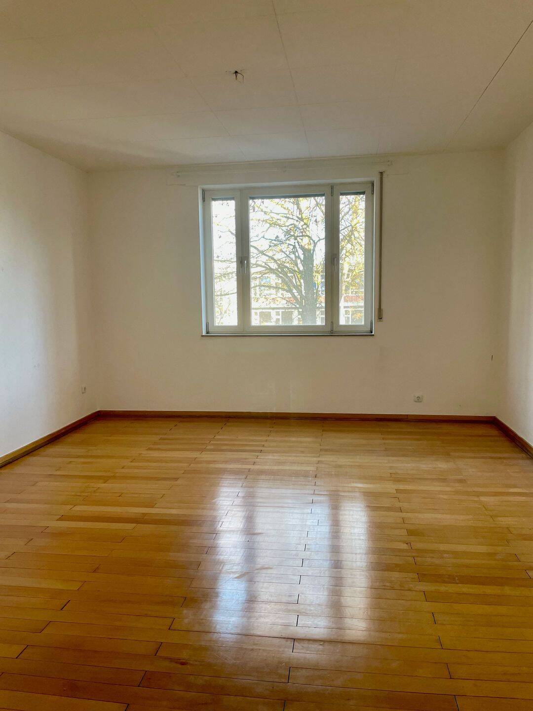 ,,Helle 3-Zimmer -Wohnung mit Balkon-großzügiger Schnitt & Altbaucharme" – Mönchengladbach – Vorschaubild 2