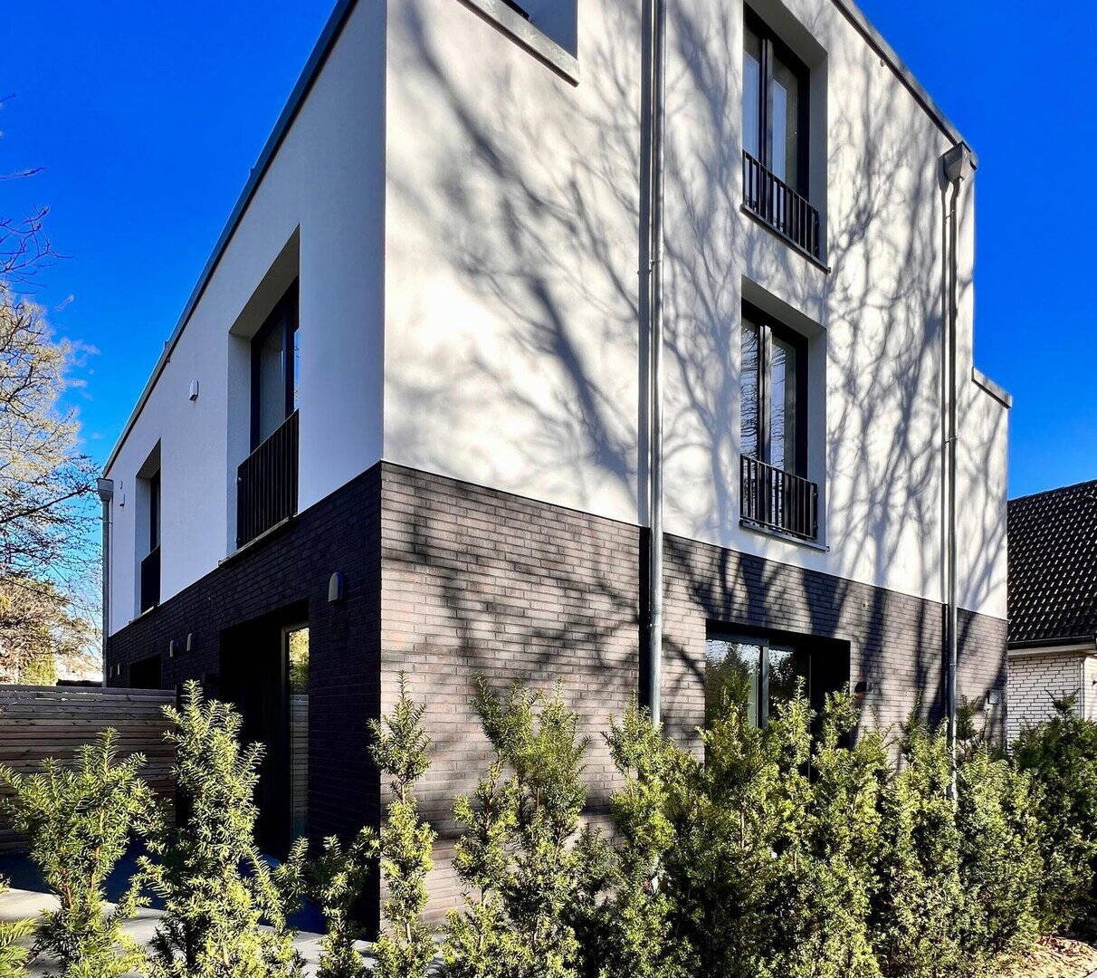 Modernes Endhaus am Brabandkanal mit großem Garten, Dachterrasse und Wellnessbereich – Hamburg – Vorschaubild 4