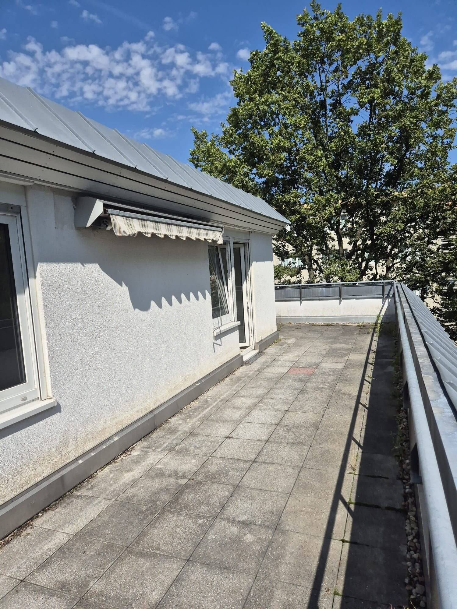 großzügige 2-Raum-Dachterrassenwohnung mit umlaufender Loggia als Highlight