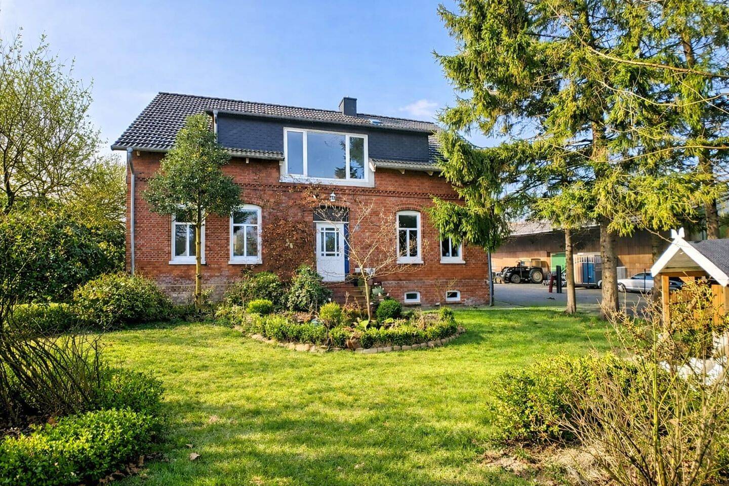 Kernsanierter Resthof mit 3 Ha Eigenland, Reitplatz und Halle – Freiburg (Elbe) – Bild 1 von 9