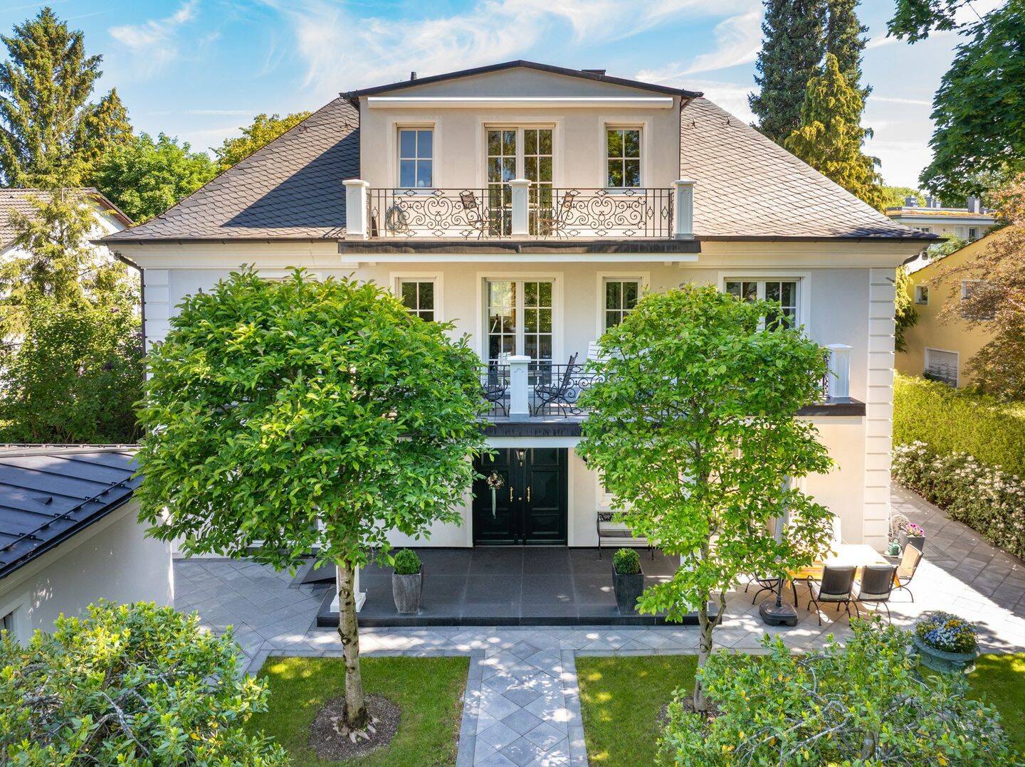 AIGNER - Luxuriös und durchdacht: Villa mit Aufzug in einem Parkgrundstück