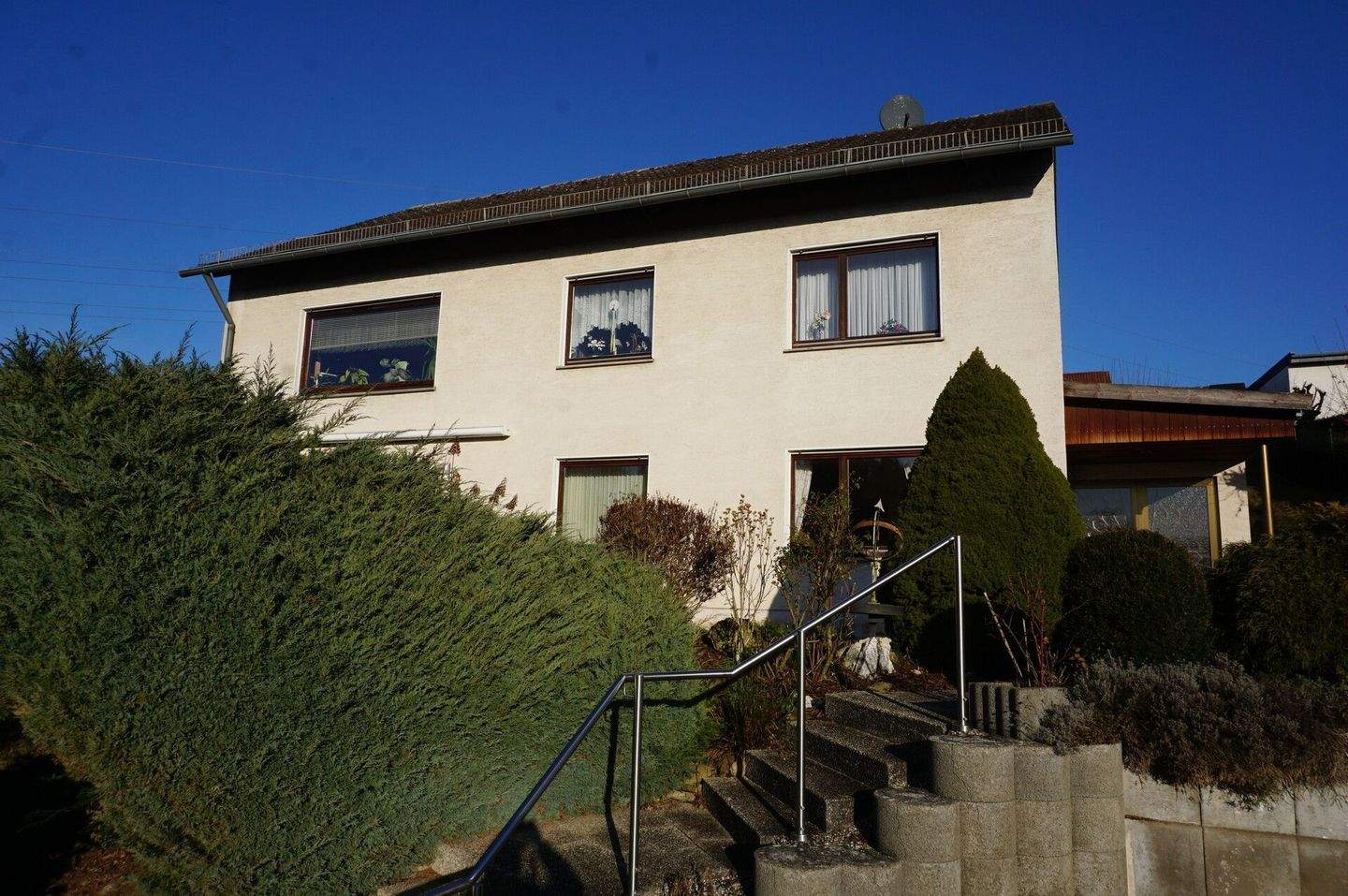 Attraktives Zweifamilienhaus in ruhiger, naturnaher Lage. Keine Käuferprovision! – Guxhagen – Bild 1 von 9