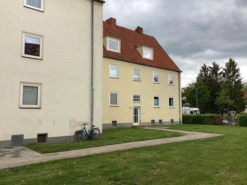Kleine sanierte Dachgeschoss- Wohnung, sofort anmietbar!