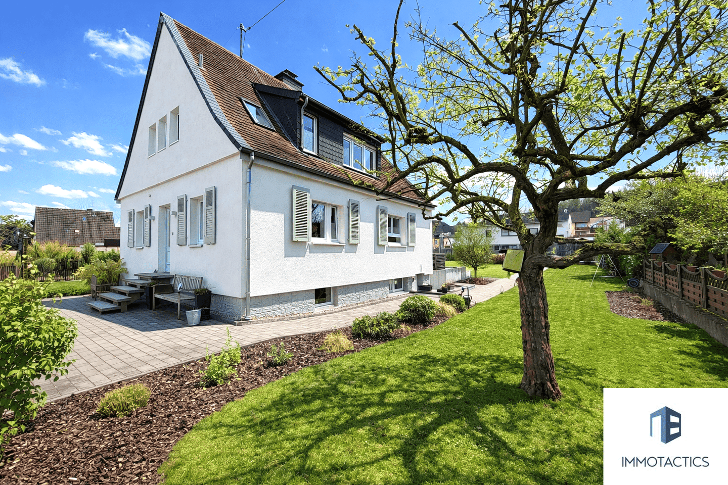 Freistehendes & Modernisiertes Einfamilienhaus mit großem Garten, Terrasse und 4 Stellplätzen – Merxheim – Bild 1 von 9