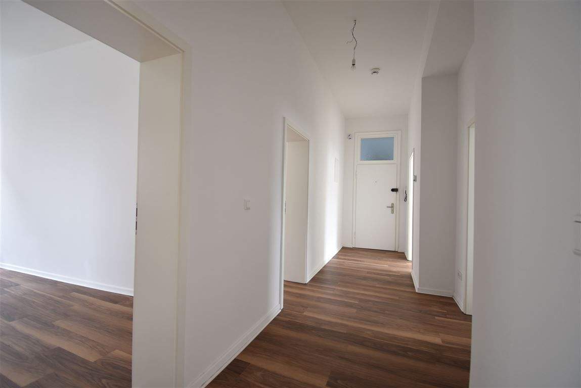 Altbaucharme in zentraler Lage! Renovierte 3-Zi-Whg mit Balkon in Oberhausen – Oberhausen – Vorschaubild 3