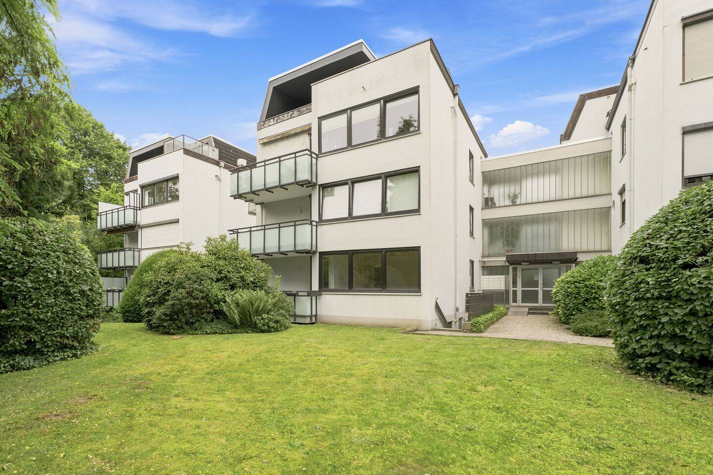 Stilvoll wohnen auf einer Ebene - modernisierte 3 Zimmer Wohnung mit Tiefgaragenstellplatz