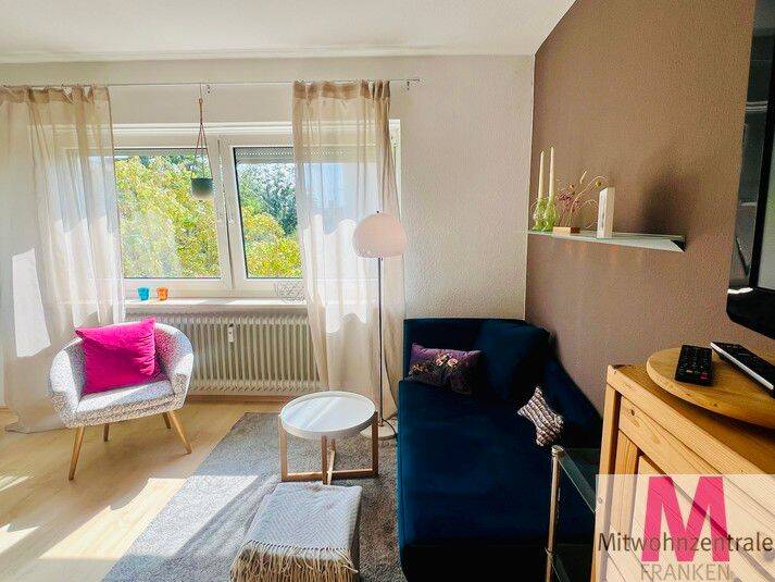 Hochwertig möblierte, großzügige 1-Zimmerwohnung mit Balkon