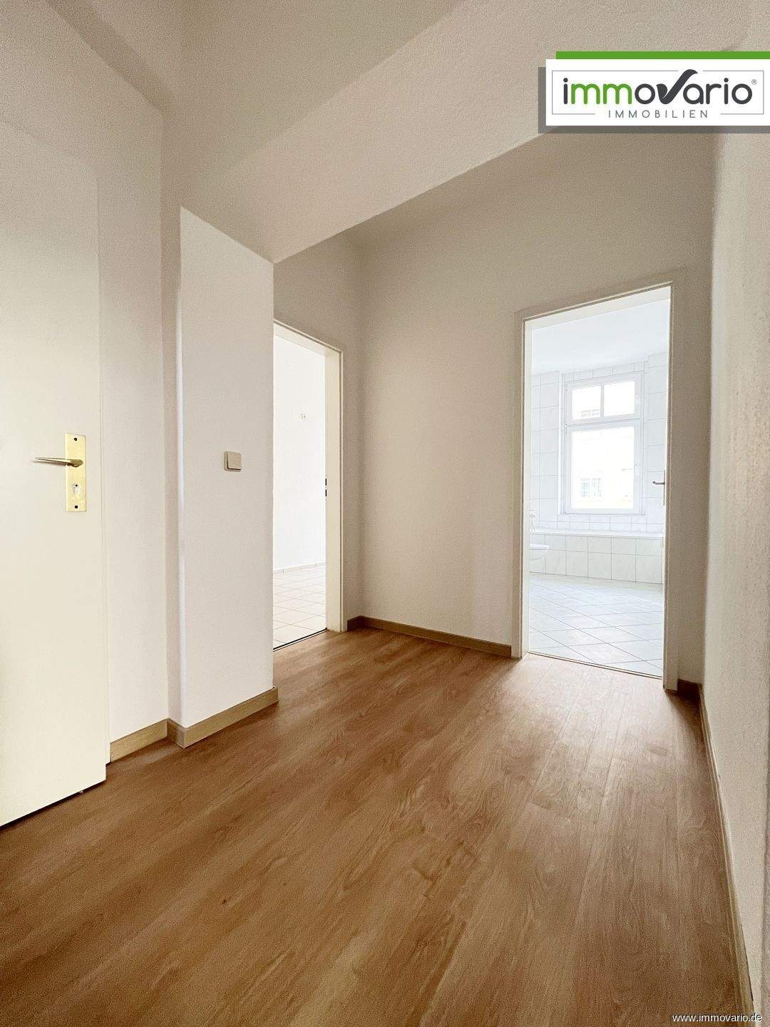4-Zimmer-Wohnung mit kleinem Balkon, Abstellraum, Tageslichtbad mit Wanne und Gäste-WC mit Dusche. – Magdeburg – Vorschaubild 6