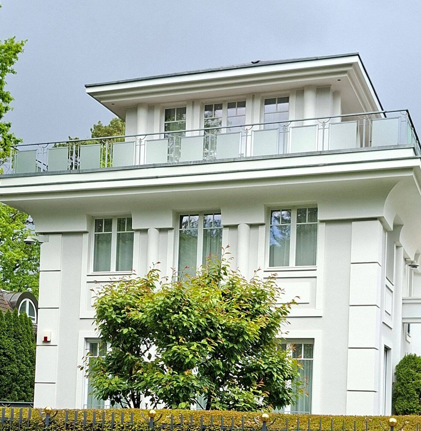 Berlin - Grunewald moderne, sehr gepflegte, voll möbelierte Villa BJ.2005 auf Verhandlungsbasis zu verkaufen