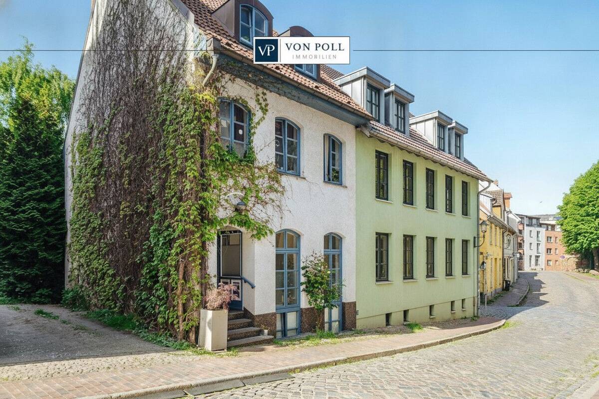 Altstadtflair trifft Wohnkomfort I Modernes Stadthaus mit Einliegerwohnung & bezauberndem Grundstück – 18055 Rostock – Bild 1 von 9