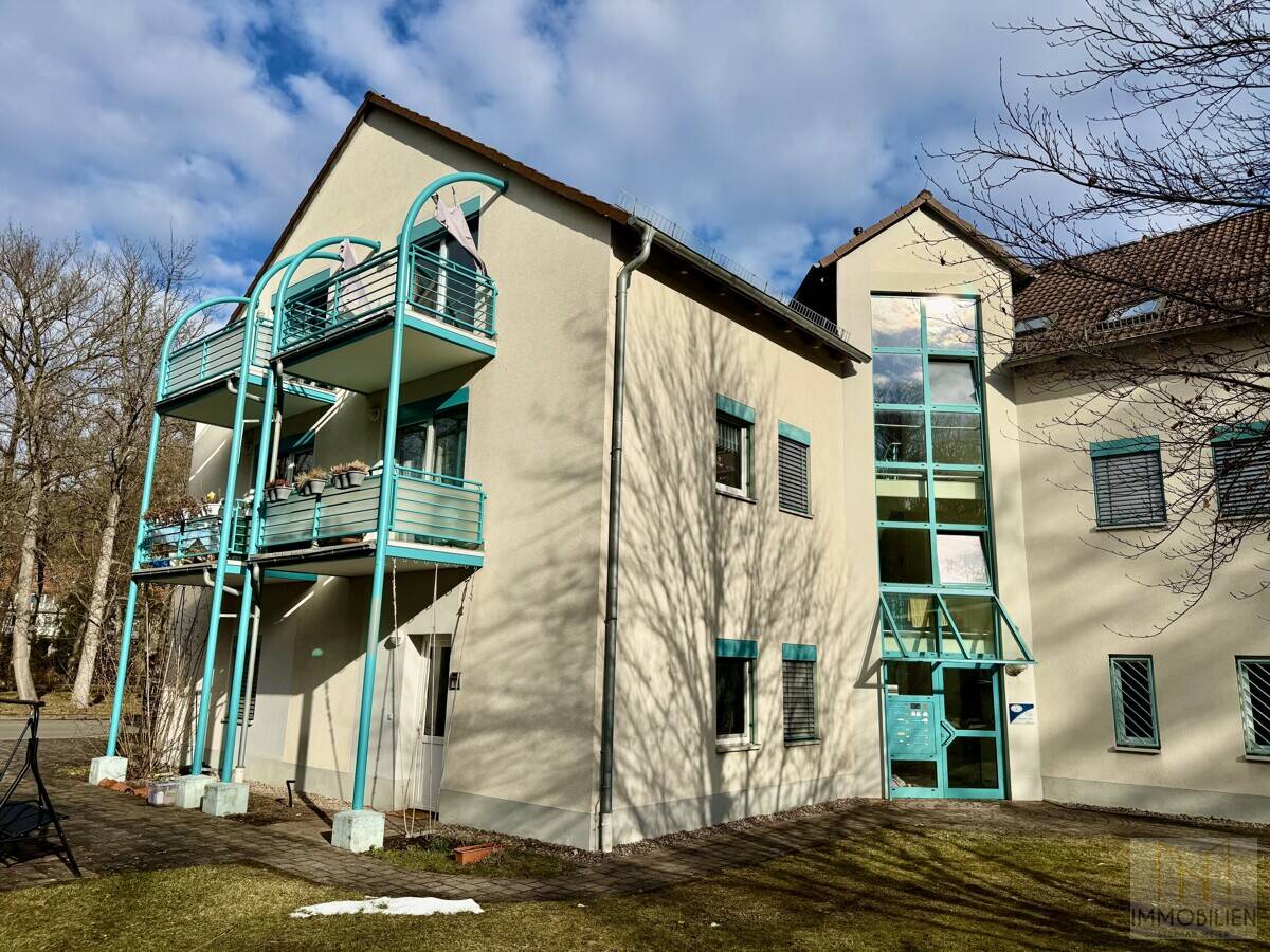 Helle Dachgeschosswohnung mit Balkon - gepflegte Kapitalanlage